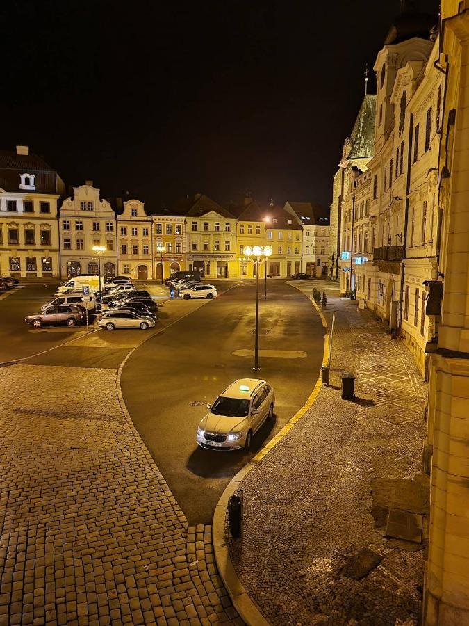 Podkrovni Studio Na Velkem Namesti S Wi-Fi Zdarma Hradec Kralove Exterior photo